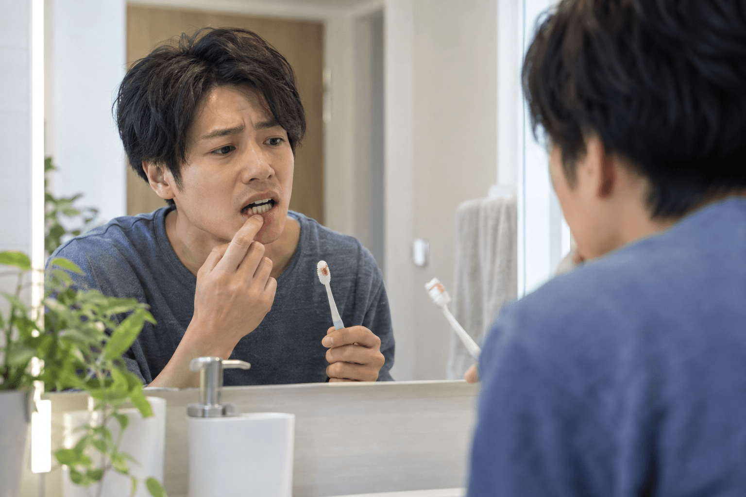 歯周病の初期症状で見逃しやすい歯ぐきの変化をイメージした写真