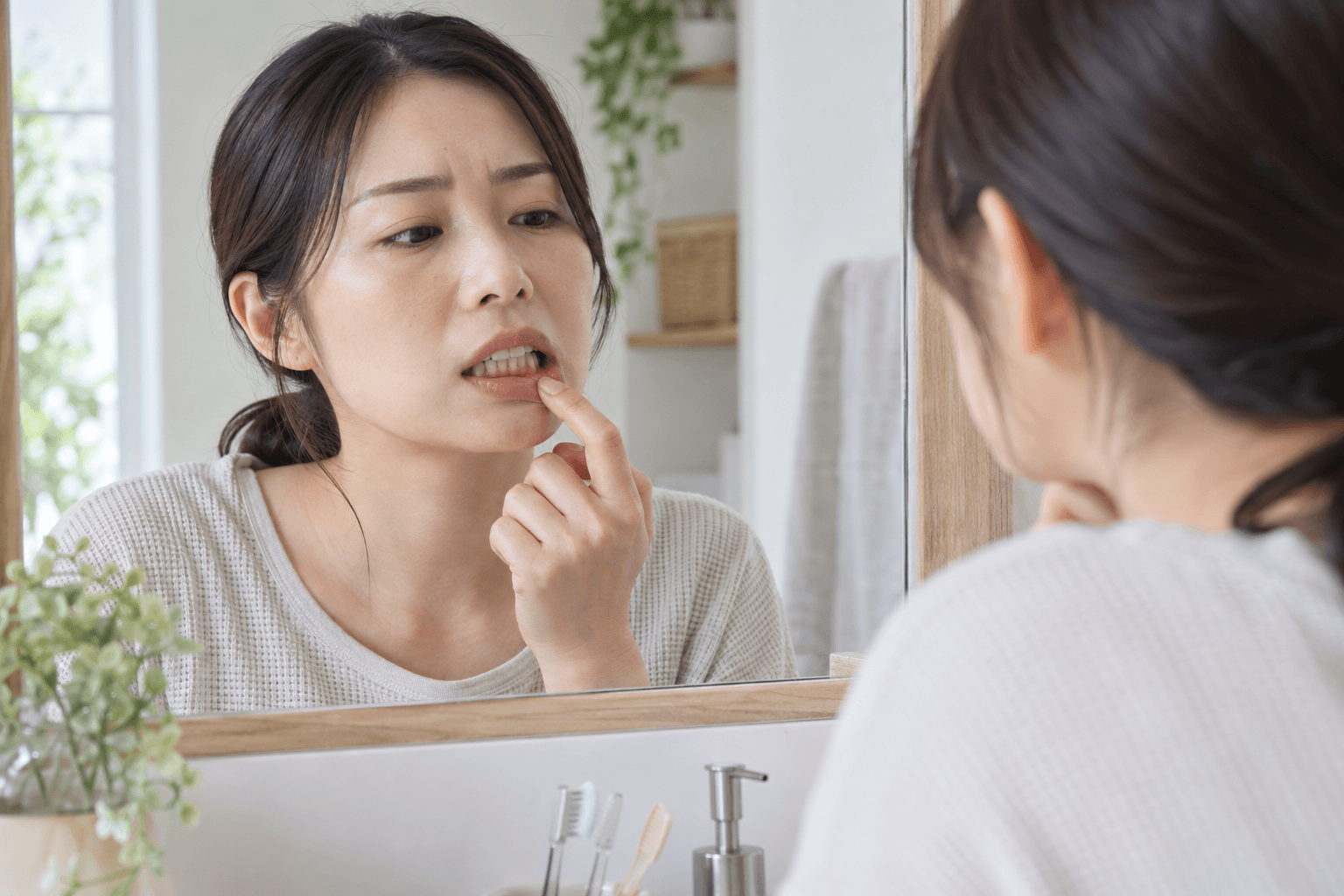 歯周病の初期に痛みが出にくい理由をイメージした写真
