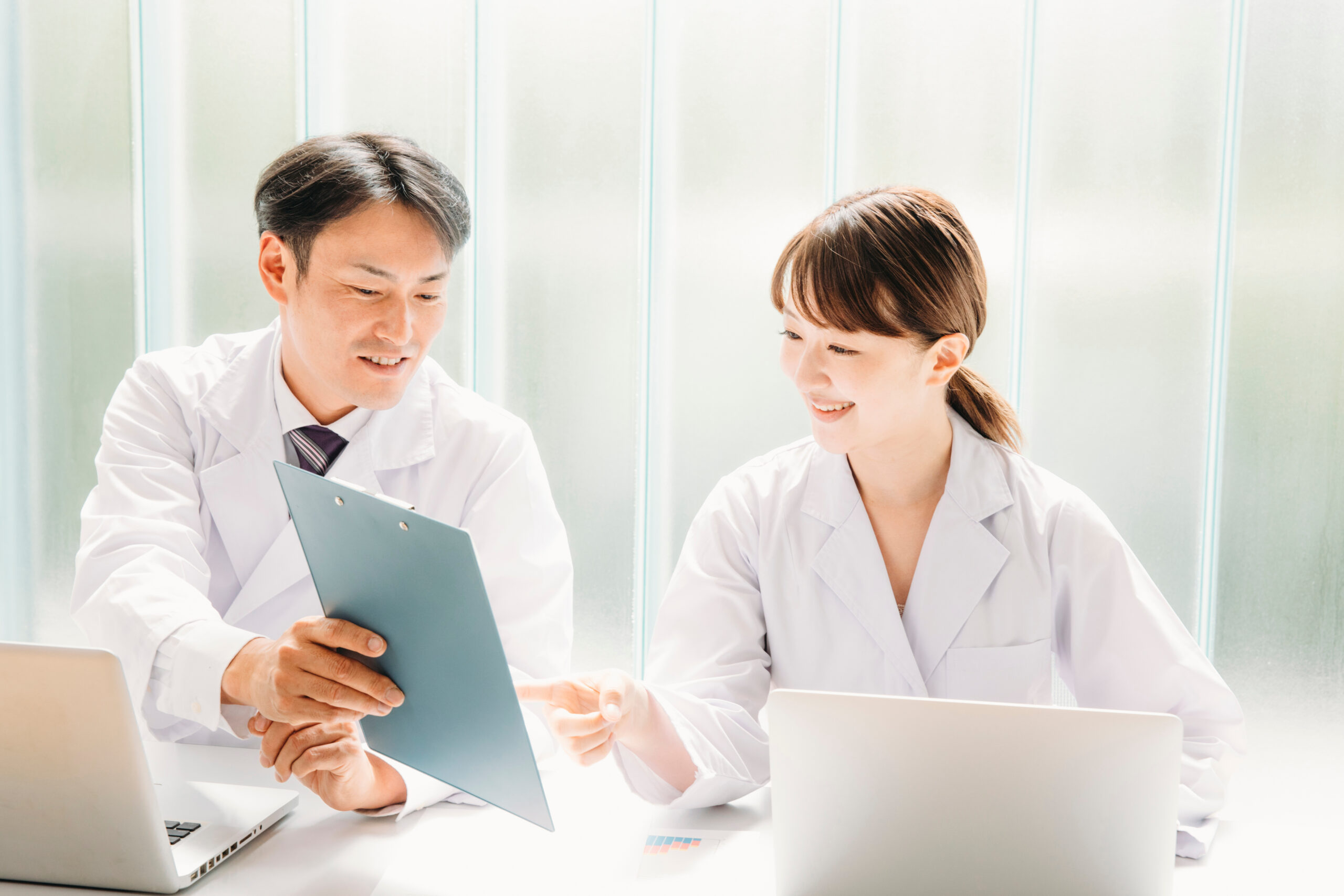 AdobeStock_471607601 (9) 説明する人