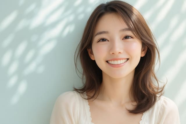 天然の歯を見せる女性