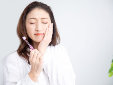 合わない入れ歯を 使い続けるとどうなる？